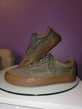 Vans Olive Green Gum Sole Low Top Sneakers men’s 7.5